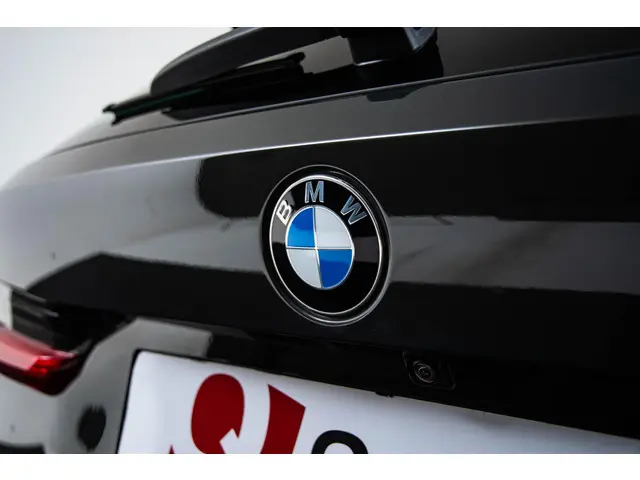 BMW 3 Serie Touring 330i Executive Edition 2020 Benzine 50