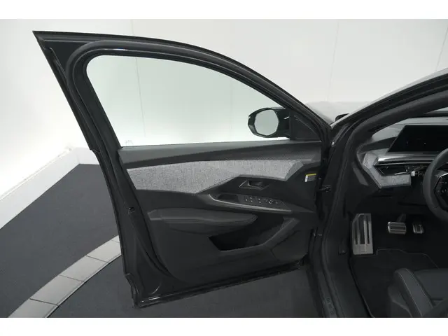 Peugeot 3008 1.2 Hybrid 136 GT 2025 Hybride Benzine 61