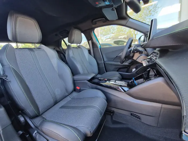 Peugeot 2008 1.2 Hybrid 145 GT 2025 Hybride Benzine 13