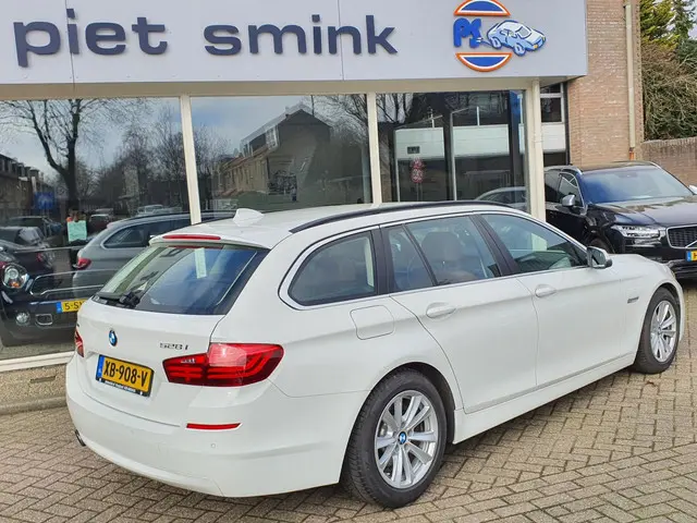 BMW 5 Serie Touring 528xi High Executive 2014 Benzine 28