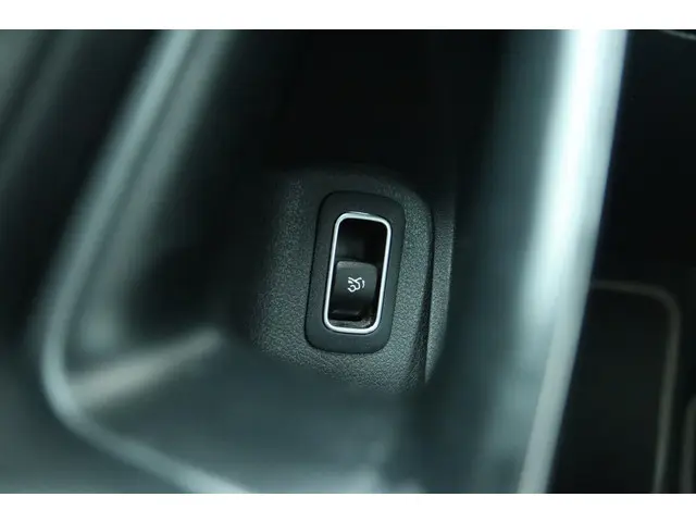 Mercedes-Benz A-Klasse 180 PREMIUM PLUS 2020 Benzine 26