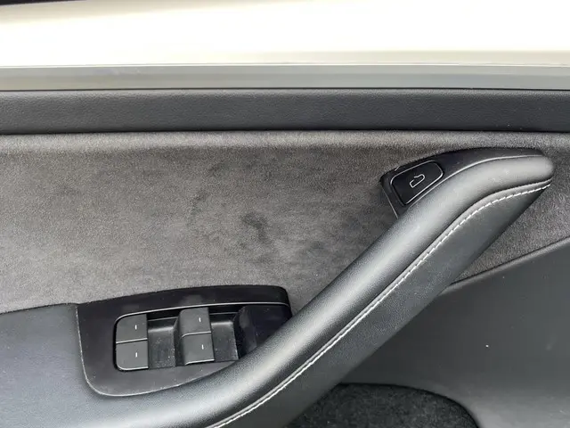 Tesla Model Y Performance AWD 75 kWh 2023 Elektrisch 14