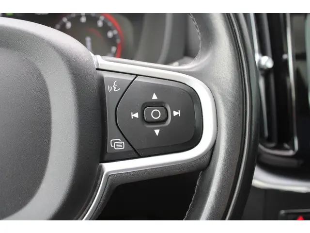 Volvo XC60 2.0 B5 Momentum Exclusive 2021 Benzine 24