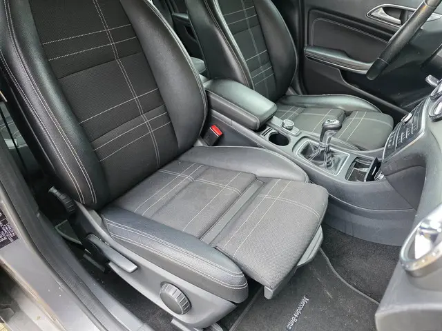 Mercedes-Benz GLA 180 Prestige 2015 Benzine 17