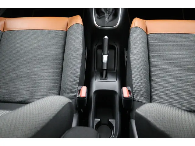 Citroën C3 1.2 PureTech S&S Shine zwart 2017 Benzine 26