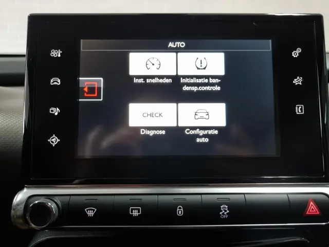 Citroën C4 Cactus 1.2 VTi Shine / Trekhaak 2015 Benzine 36