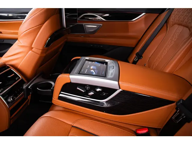 BMW 7 Serie 750i xDrive High Executive 2018 Benzine 22