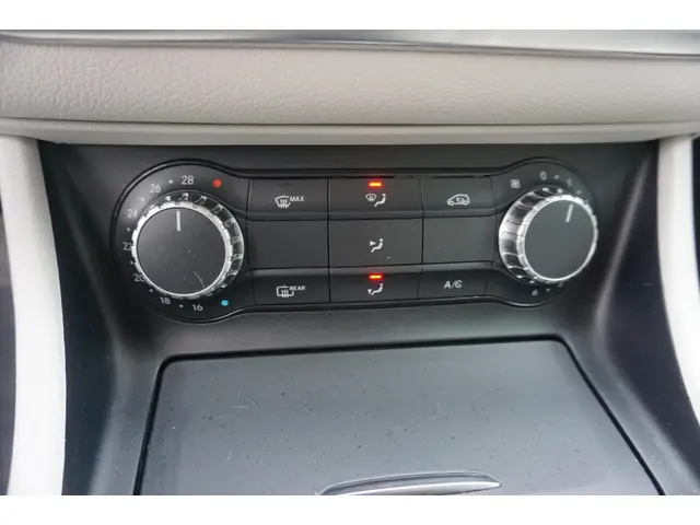 Mercedes-Benz GLA 200 Ambition 2014 Benzine 14