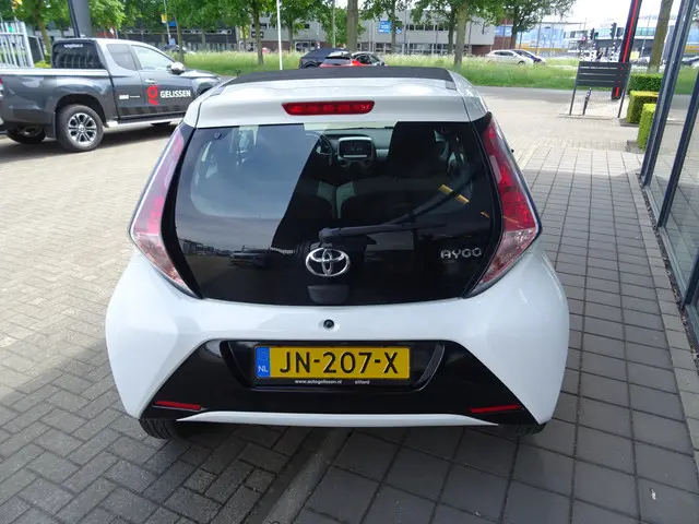 Toyota Aygo 1.0 VVT-i x-wave OPEN DAK 2016 Benzine 8
