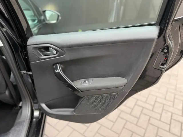 Peugeot 208 1.2 PureTech Allure 2018 Benzine 21