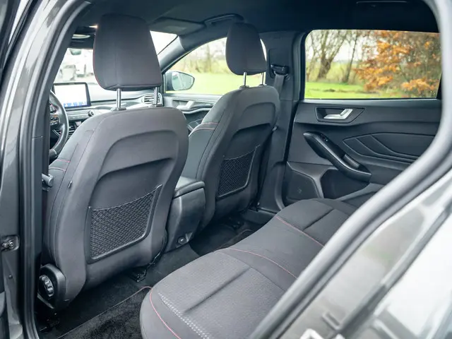 Ford Focus Wagon 1.0 EcoBoost ST Line 2019 Benzine 32