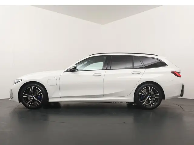 BMW 3 Serie Touring 330e 2025 Hybride Benzine 12