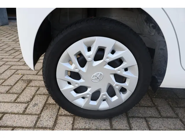 Toyota Aygo 1.0 VVT-i x-play 2021 Benzine 25