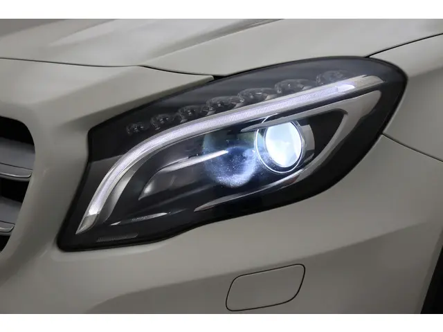 Mercedes-Benz GLA 180 Ambition Automaat 2015 Benzine 25