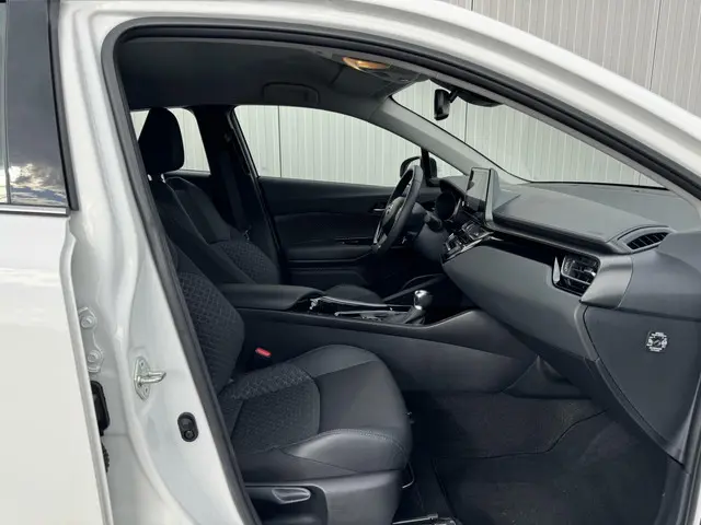 Toyota C-HR 1.8 Hybrid Dynamic 2023 Hybride Benzine 34