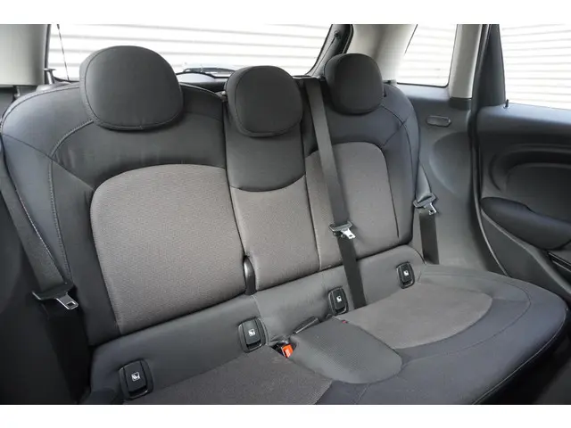 MINI 5-Deurs One 2022 Benzine 10