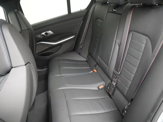 BMW 3 Serie 330e Sedan 2025 Hybride Benzine 14