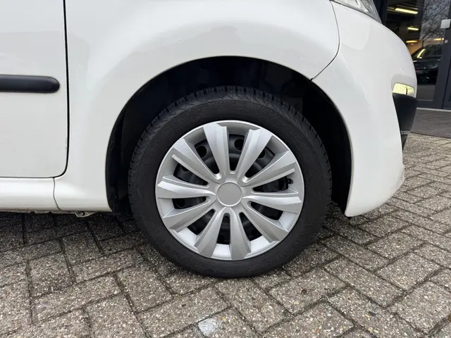 Peugeot 107 107 Active 2013 Benzine 7