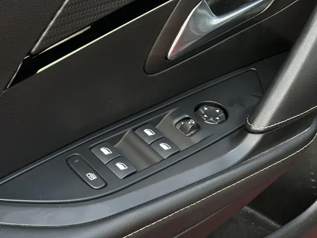 Peugeot 208 1.2 PureTech 130pk GT 2022 Benzine 26