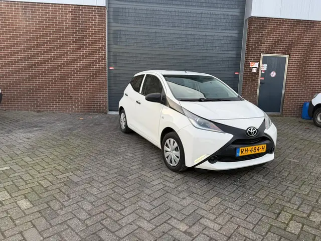 Toyota Aygo 1.0 VVT-i x-fun 2017 Benzine 2