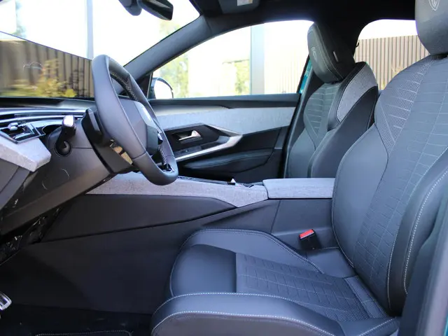 Peugeot 3008 1.2 Hybrid 145 GT 2025 Hybride Benzine 6