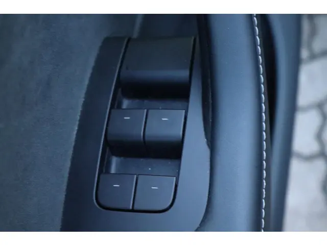 Tesla Model Y Long Range RWD 75 kWh 2024 Elektrisch 24