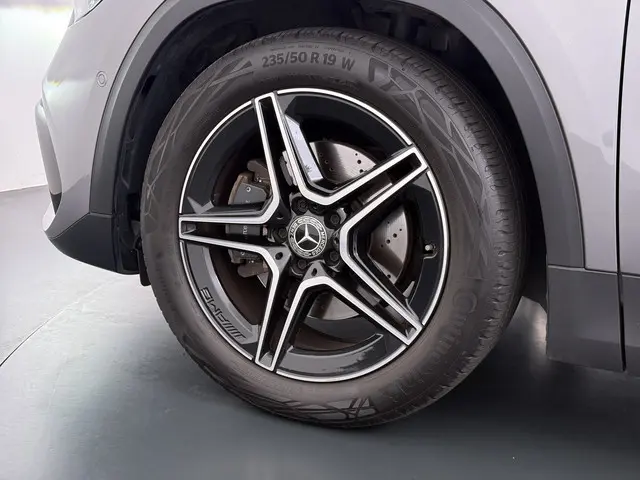 Mercedes-Benz GLA 180 AMG line 2021 Benzine 8