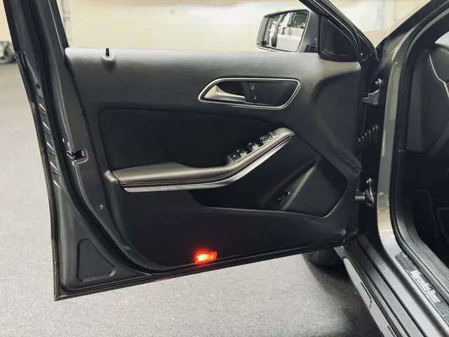 Mercedes-Benz GLA 180 AMG Line 2019 Benzine 11