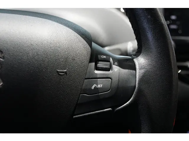 Peugeot 2008 1.2 PureTech Allure 2018 Benzine 28