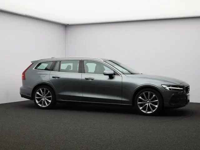 Volvo V60 2.0 T4 Momentum Pro 2019 Benzine 32