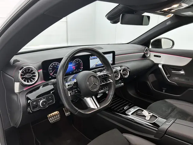 Mercedes-Benz CLA 180 AMG Line 2023 Hybride Benzine 42