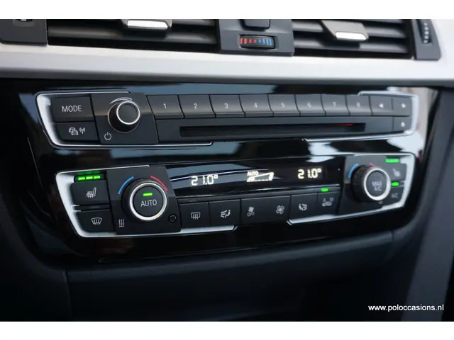 BMW 3 Serie Touring 318i 2019 Benzine 20