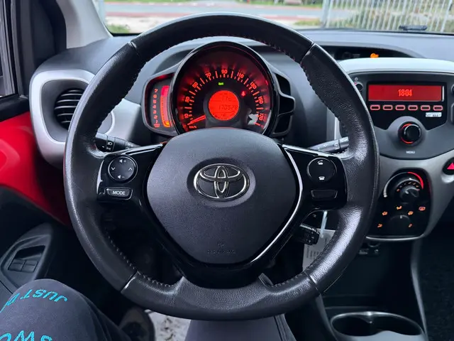 Toyota Aygo 1.0 VVT-i x-play/SIDE BARS 2015 Benzine 30