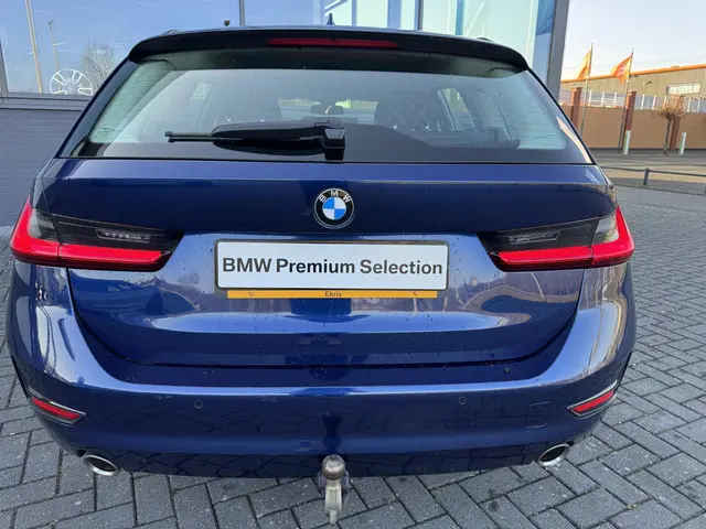 BMW 3 Serie Touring 320i Executive Edition 2020 Benzine 18