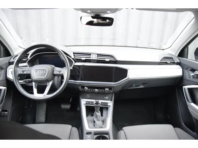 Audi Q3 45 TFSI e edition 2022 Hybride Benzine 14