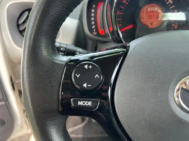 Toyota Aygo 1.0 VVT-i x-play | Cruise + Airco 2014 Benzine 16