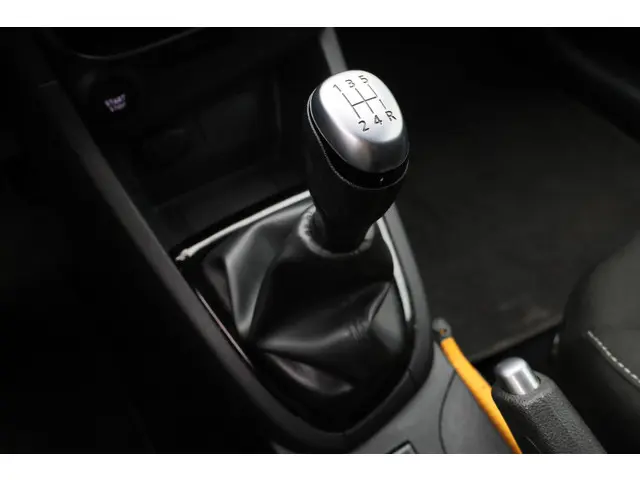 Renault Clio Estate 0.9 TCe Limited 2018 Benzine 36