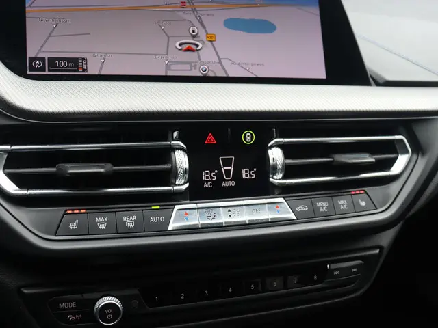 BMW 1 Serie 5-deurs M135i xDrive 2019 Benzine 17