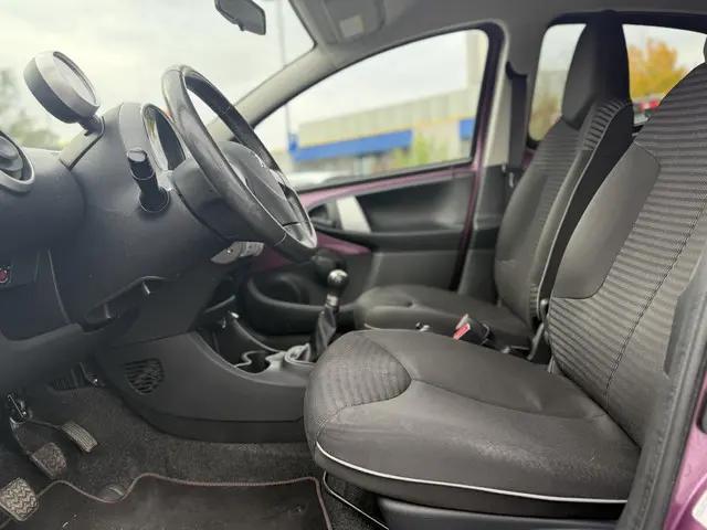 Peugeot 107 1.0 Envy 2012 Benzine 9