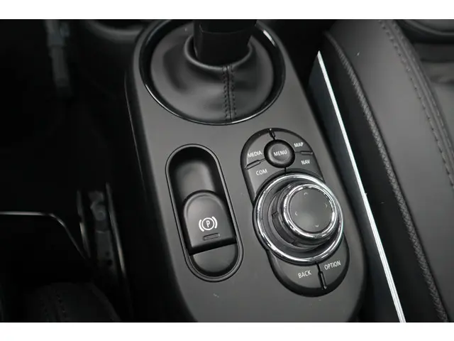 MINI 5-Deurs Cooper 2021 Benzine 24