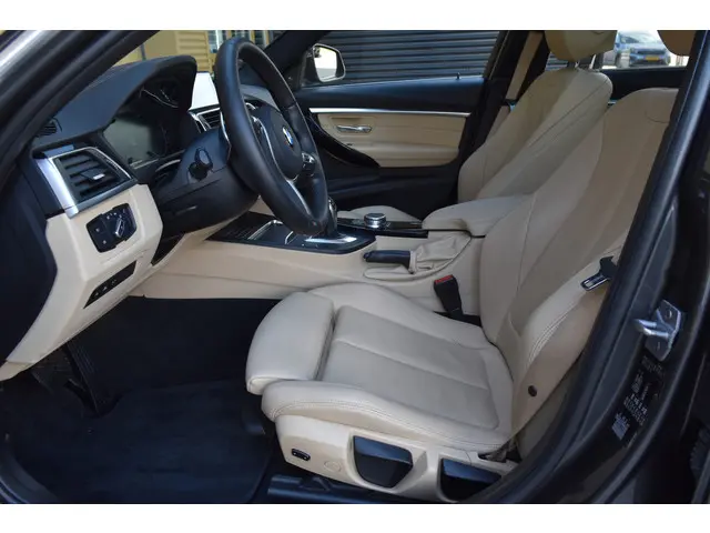 BMW 3 Serie Touring 320i Luxury Edition 2018 Benzine 9