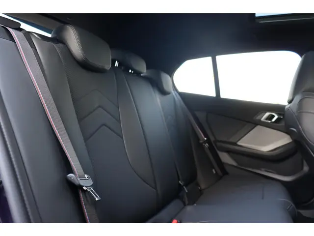 BMW 1 Serie 120 M Sport Design Edition 2025 Benzine 13