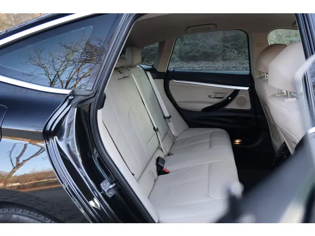 BMW 3 Serie GT 320i High Executive 2020 Benzine 18