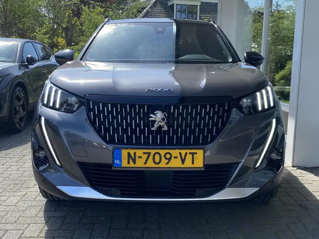 Peugeot 2008 1.2T 130pk GT 2022 Benzine 3