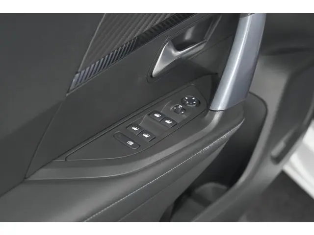 Peugeot 2008 PureTech 130 Allure 2020 Benzine 26