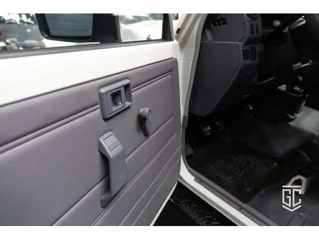 Toyota Land Cruiser GRJ79 Single Cab M/T 2024 Benzine 11