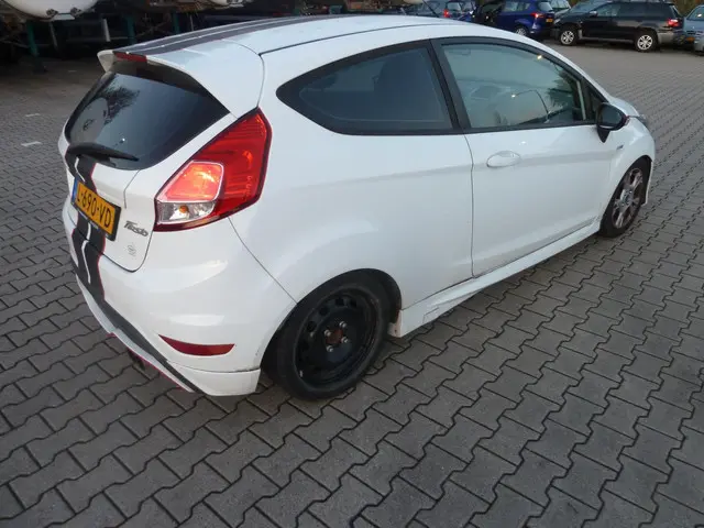 Ford Fiesta 1.25 st line beschrijving lezen 2013 Benzine 7