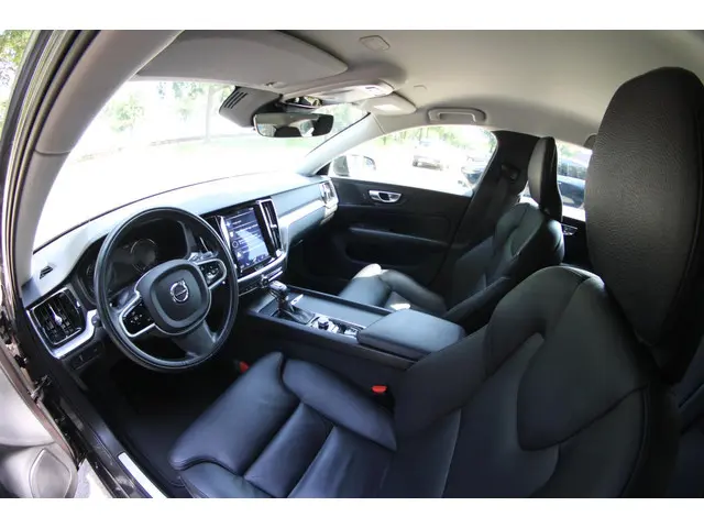 Volvo V60 2.0 T4 Momentum Pro 2019 Benzine 12