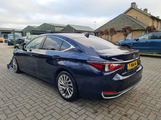 Lexus ES 300h President Line 2023 Hybride Benzine 5