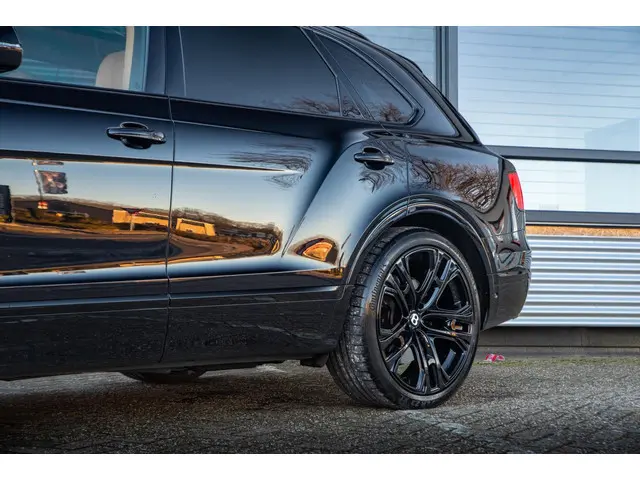 Bentley Bentayga 6.0 W12 black on black 2016 Benzine 47